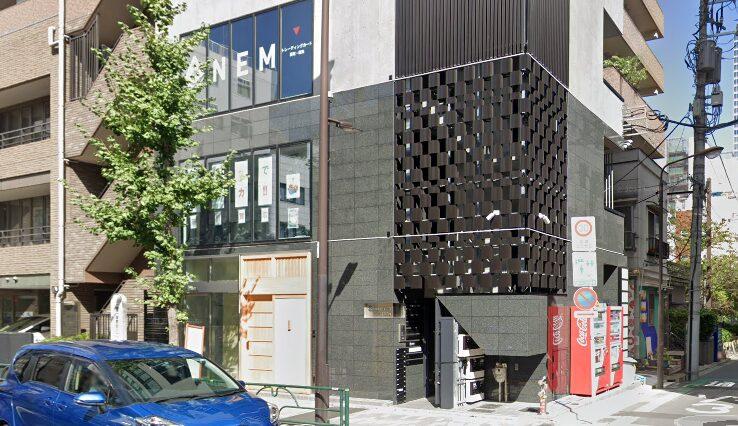 秋葉原にあるYKオリパの実店舗YK-BASEの外観。清潔感があり入りやすい雰囲気。